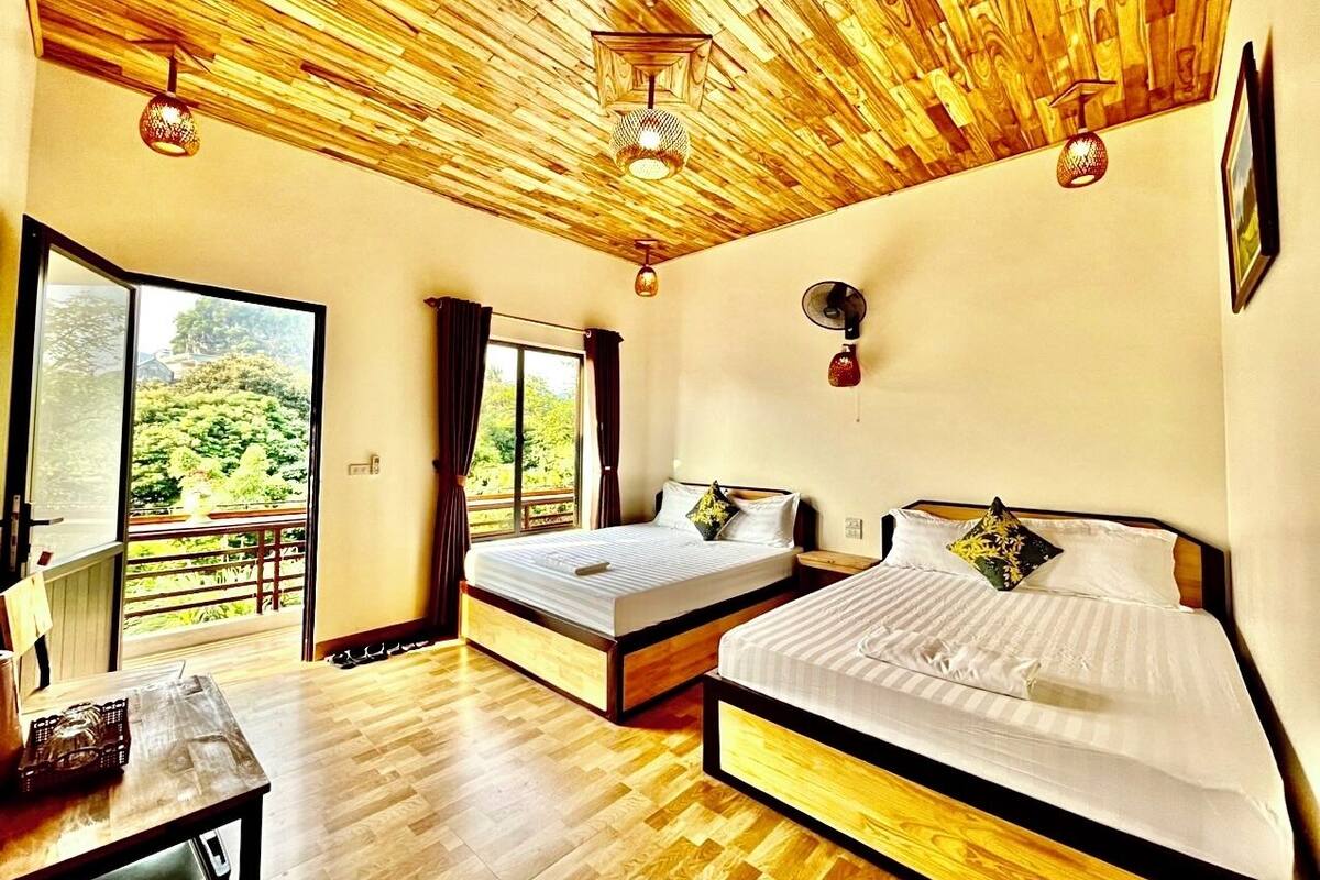 Quarto casal, sacada, vista para o pátio | Quartos à prova de som, ferros/tábuas de passar roupa, Wi-Fi de cortesia