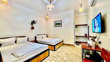 Double Room, Balcony, Courtyard View | Soundproofing, iron/ironing board, free WiFi