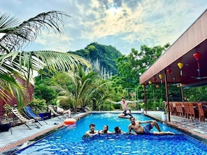 Piscine extérieure, parasols de plage, chaises longues