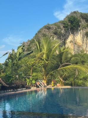 Kolam renang terbuka, payung kolam, kerusi lepak pantai