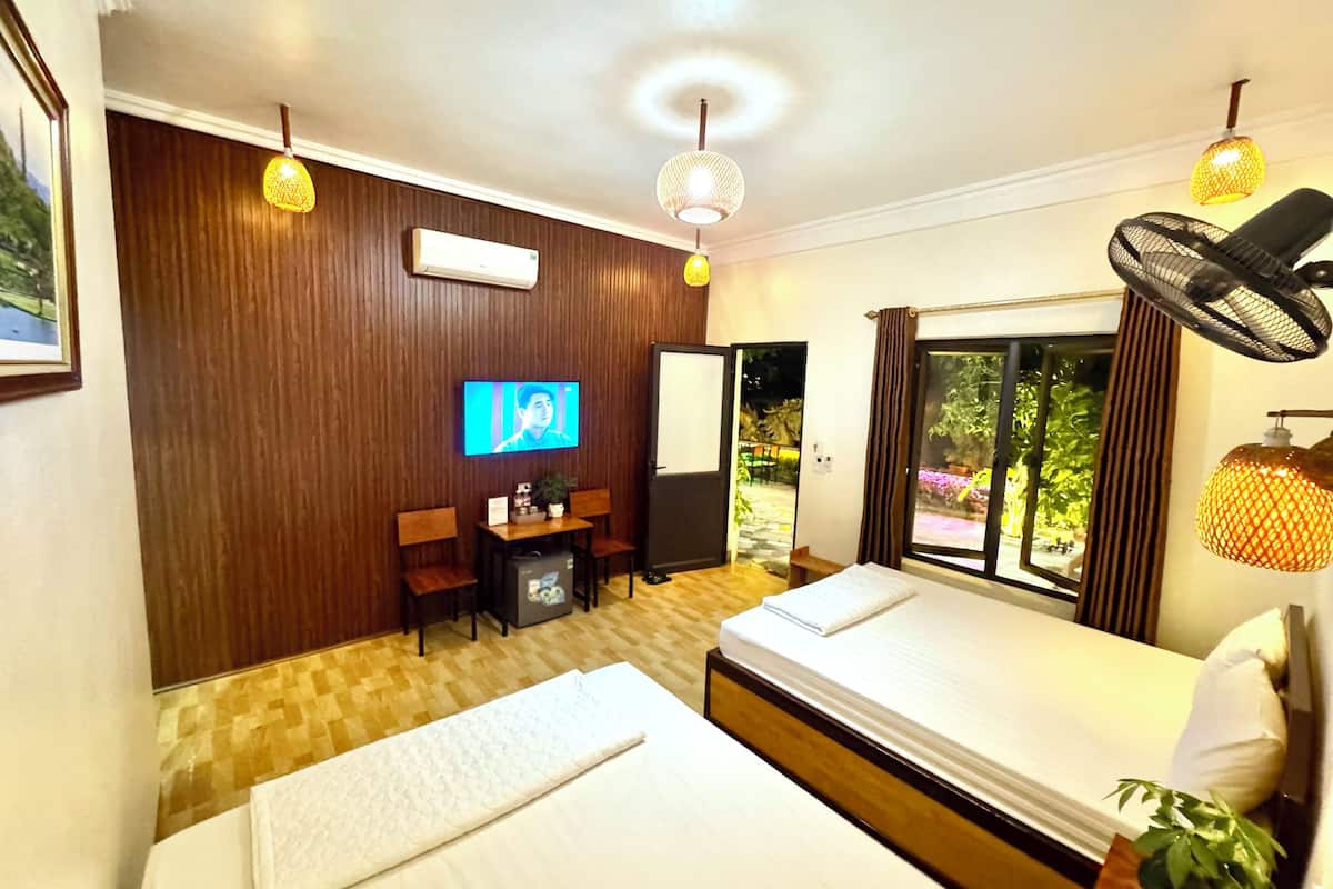 Tweepersoonskamer, balkon, uitzicht op binnenplaats | Geluiddichte muren, een strijkplank/strijkijzer, gratis wifi