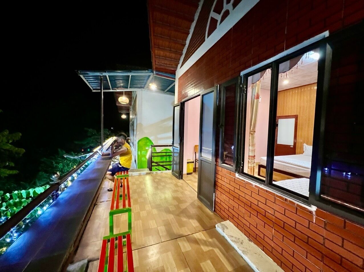 Habitación triple familiar, balcón, vistas al patio | Sistema de insonorización, tabla de planchar con plancha, wifi gratis