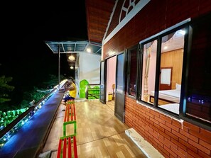 Family Triple Room, Balcony, Courtyard View | Kalis bunyi, seterika/papan seterika, Wi-fi percuma