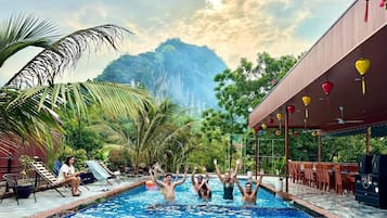 Utomhuspool, parasoller och solstolar