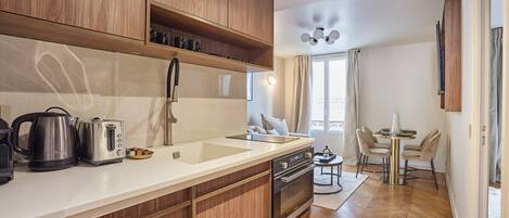 Frigorifero, microonde, forno, piano cottura