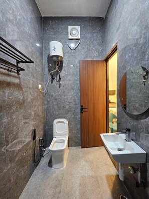 Habitación doble Deluxe | Baño | Regadera, amenidades de baño gratuitas, jabón, shampoo 