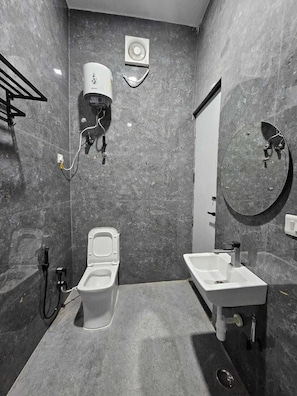 Deluxe Double Room | Bathroom | Shower, free toiletries, soap, shampoo - Onlystay Villa Vaya (Agra)