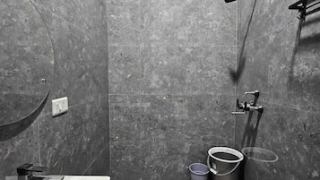 Deluxe Double Room | Bathroom | Shower, free toiletries, soap, shampoo