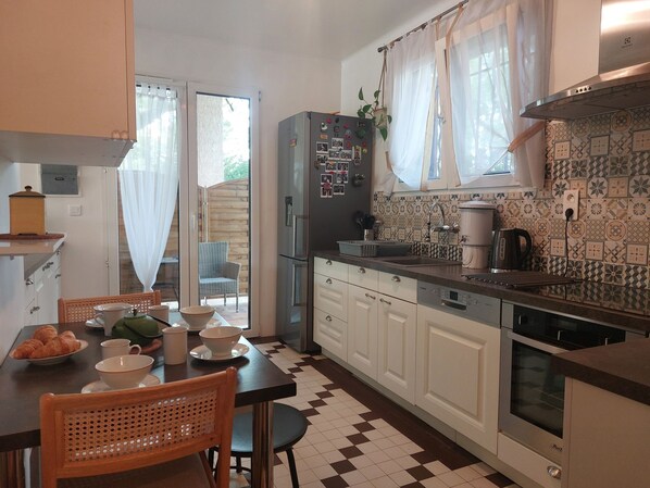 Refrigerador, microondas, horno y lavavajillas 