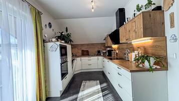 Kühlschrank, Mikrowelle, Ofen, Geschirrspüler