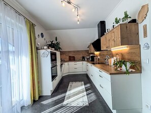 Kühlschrank, Mikrowelle, Ofen, Geschirrspüler