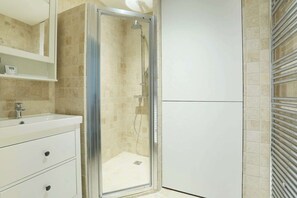 Shower, hair dryer, towels - Apartment Center of Paris (Paris)