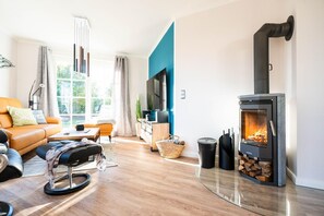 Fernseher, Kamin, Stereoanlage