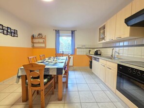 Een koelkast, een microgolfoven, een oven, een kookplaat