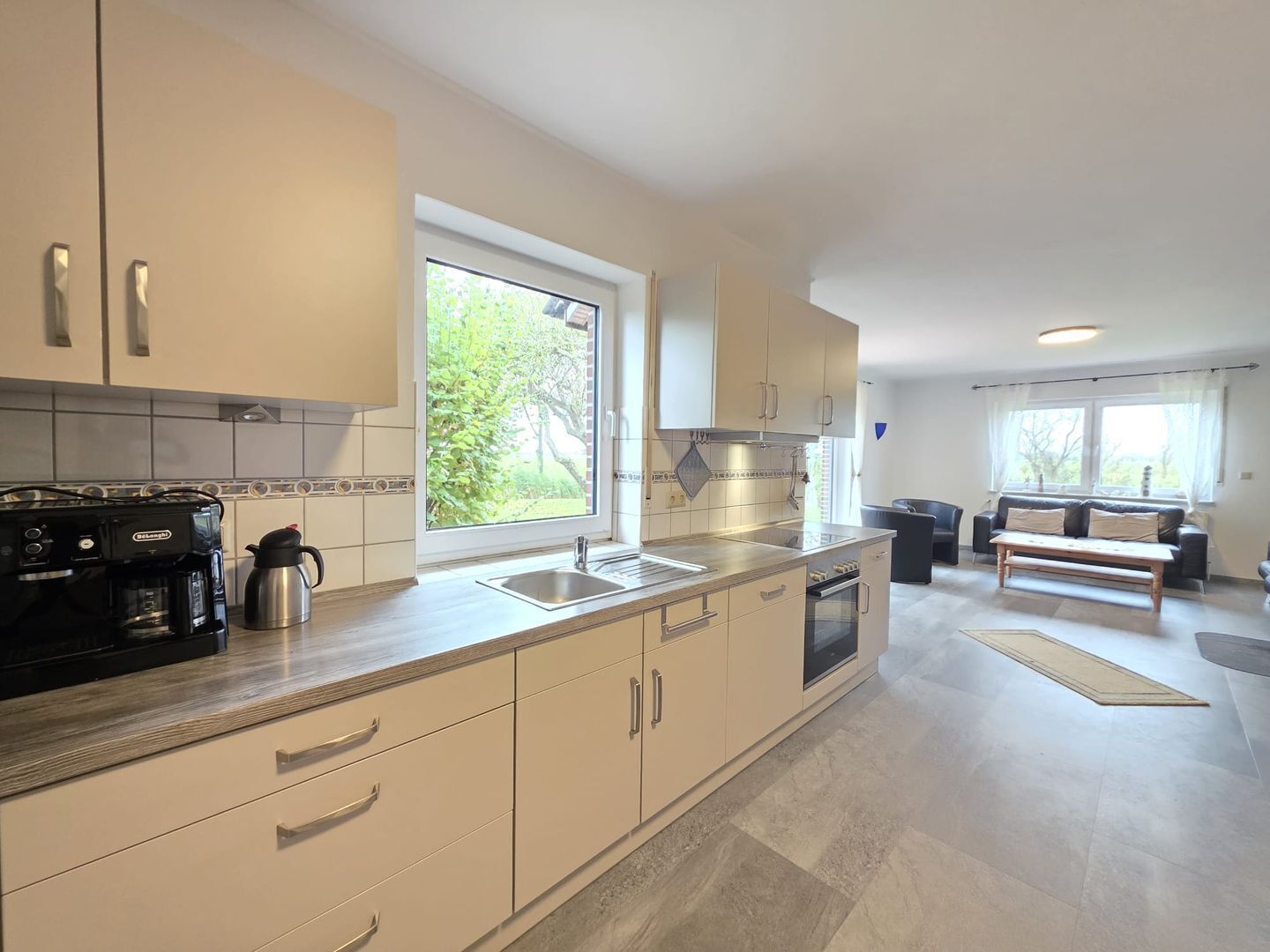 Kylskåp, mikrovågsugn, ugn och spishäll