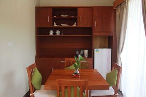 Habitació doble presidencial, vistes a la platja | Escriptori i espai de treball apte per a portàtils