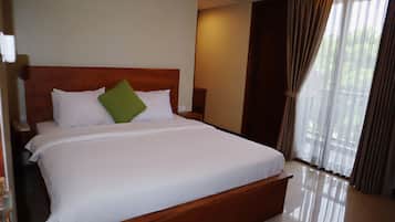 Kamar Double Eksekutif | Meja kerja dan ruang kerja ramah laptop