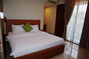 Executive Double Room | Meja, ruang kerja komputer riba 