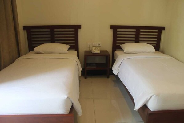 Kamar Double atau Twin Superior | Meja kerja dan ruang kerja ramah laptop