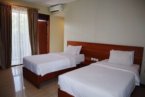 Grand-Doppel- oder -Zweibettzimmer | Schreibtisch, laptopgeeigneter Arbeitsplatz