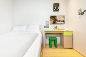 Habitación económica doble de uso individual | Escritorio, espacio para trabajar con un portátil, wifi gratis