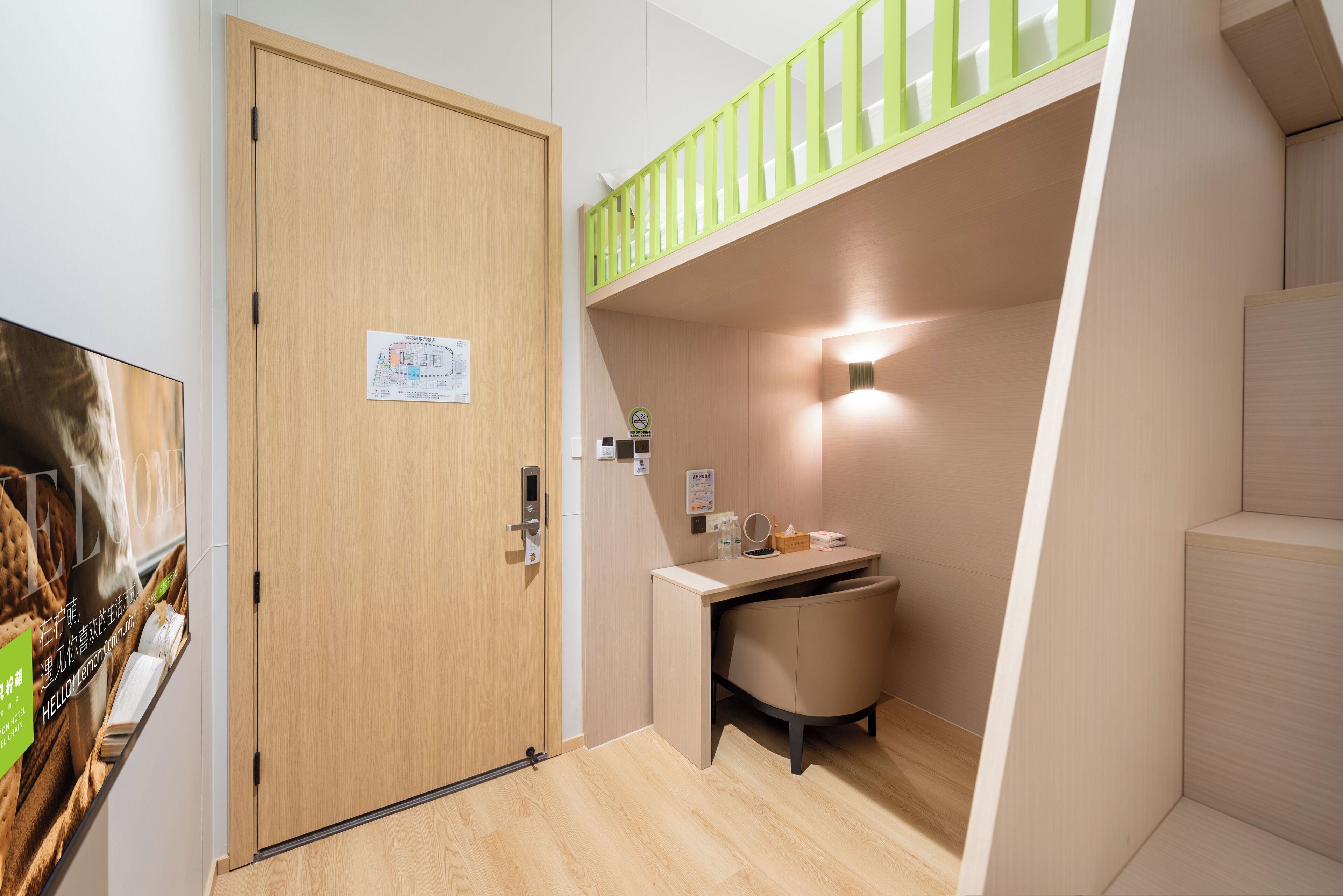 Escritorio, espacio para trabajar con laptop y wifi gratis 