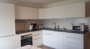 Kjøleskap, mikrobølgeovn, ovn og kokeplater