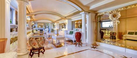 المنشأة من الداخل