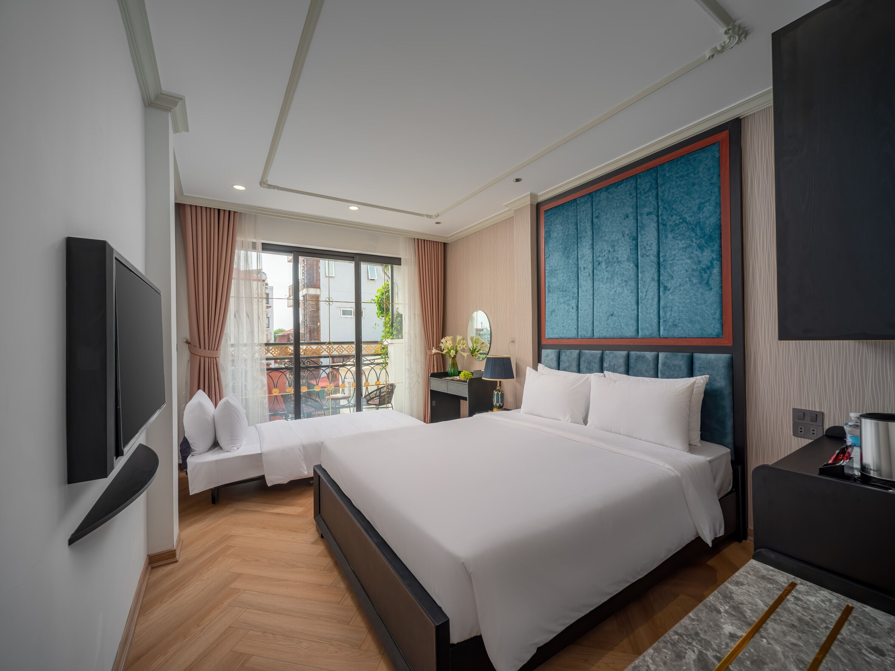 Family Triple Room, Balcony, City View | Peti besi dalam bilik, meja, ruang kerja komputer riba 