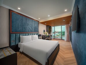 Superior Double or Twin Room | Peti besi dalam bilik, meja, ruang kerja komputer riba 