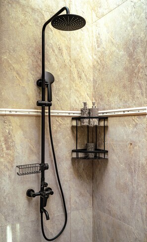 Een douche, een haardroger, handdoeken, zeep