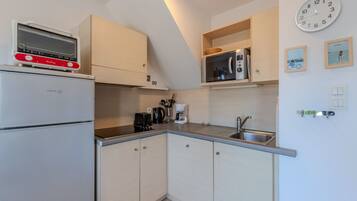 Réfrigérateur, micro-ondes, lave-vaisselle, cafetiÚre/bouilloire