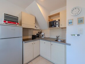 Réfrigérateur, micro-ondes, lave-vaisselle, cafetière/bouilloire