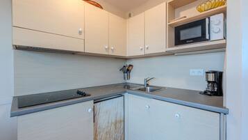 Réfrigérateur, micro-ondes, lave-vaisselle, cafetiÚre/bouilloire