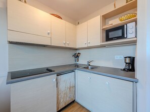 Refrigerador, microondas, lavavajillas y cafetera y tetera 