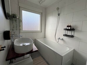 Haartrockner, Handtücher, Seife, Toilettenpapier