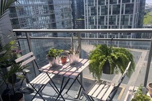 Outdoor dining - Breathtaking Toronto Waterfront 1+1 2BR CN Tower, Lake & City Sunset Perfection (Toronto)