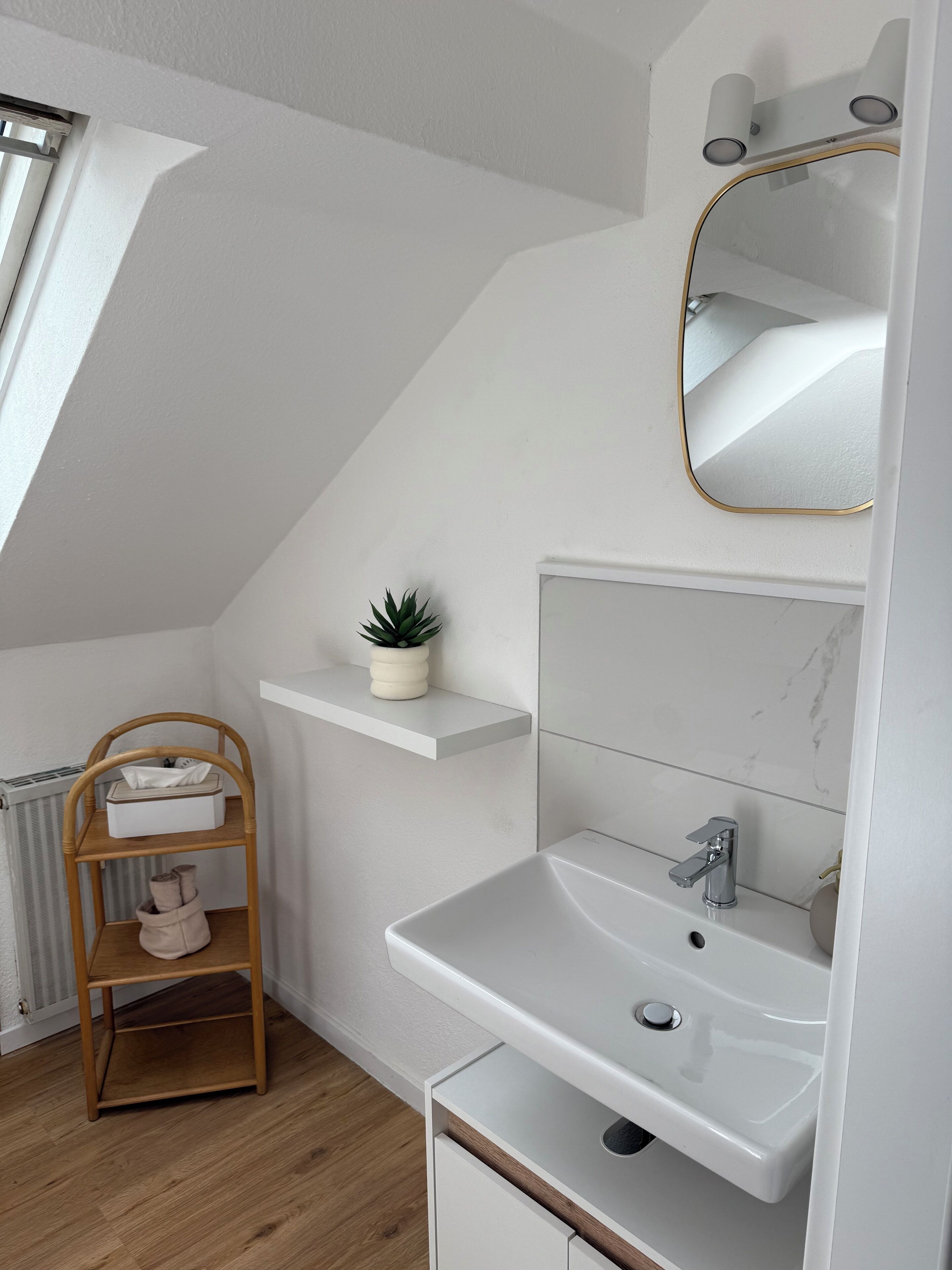 Haartrockner, Handtücher, Seife, Toilettenpapier