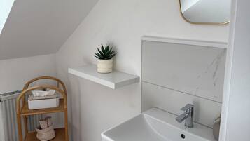 Haartrockner, Handtücher, Seife, Toilettenpapier