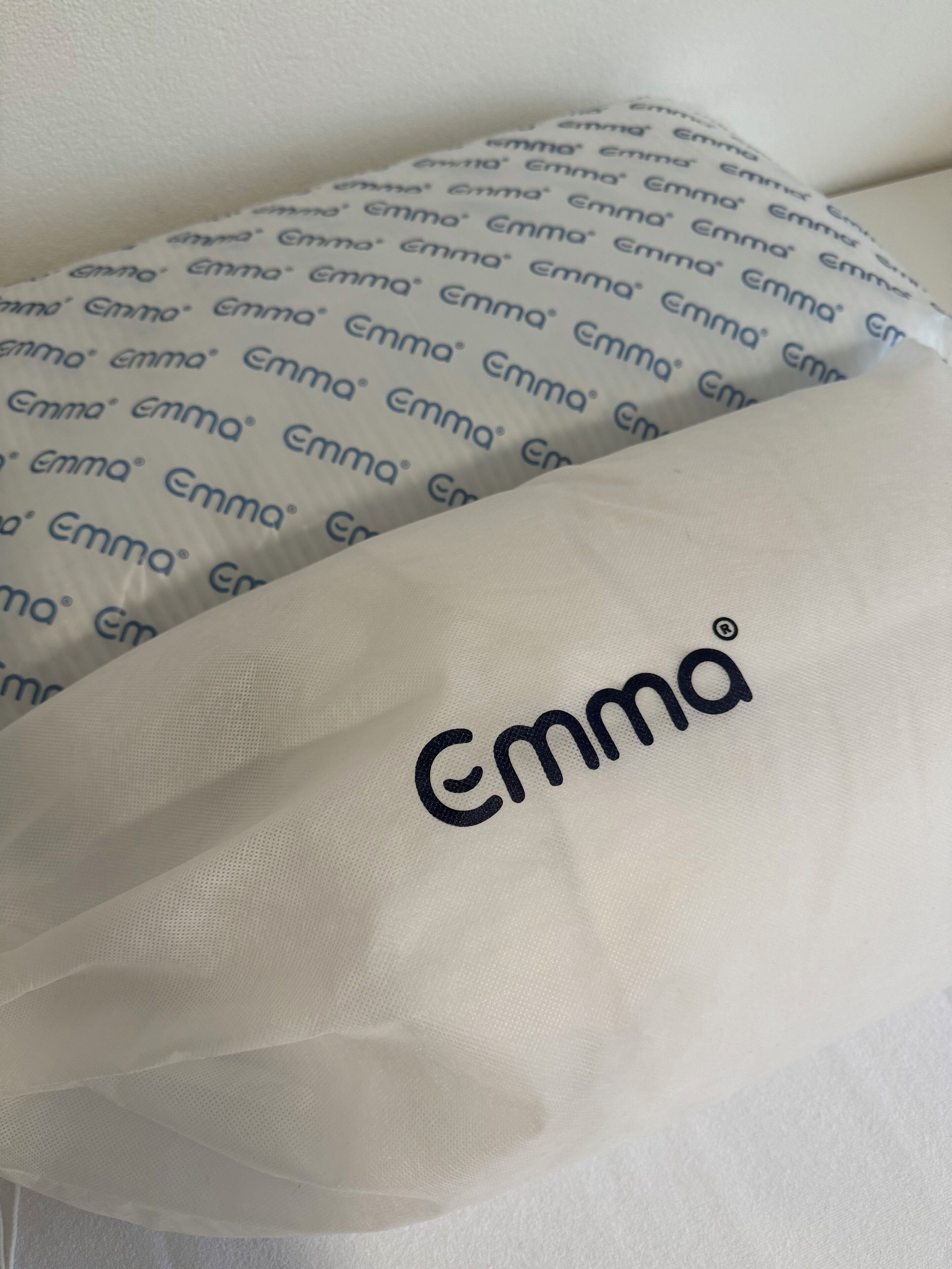 Un tissu sur lequel le nom « Emma » est imprimé à plusieurs reprises.