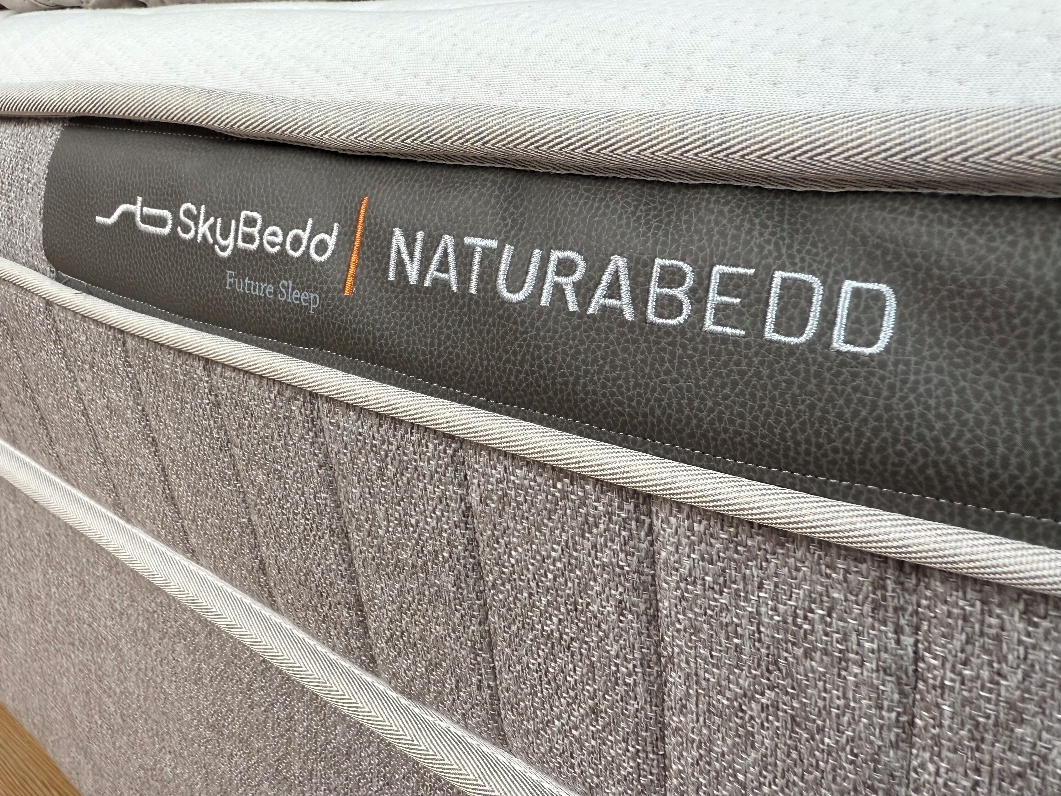Eine Matratze mit dem Aufdruck "SkyBedd NATURABEDD Future Sleep".