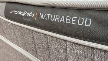 Eine Matratze mit dem Aufdruck "SkyBedd NATURABEDD Future Sleep".