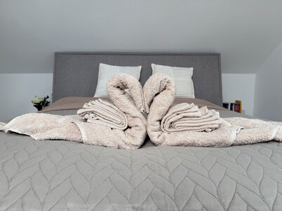 2nd room attic apartment with castle view & king-size bed