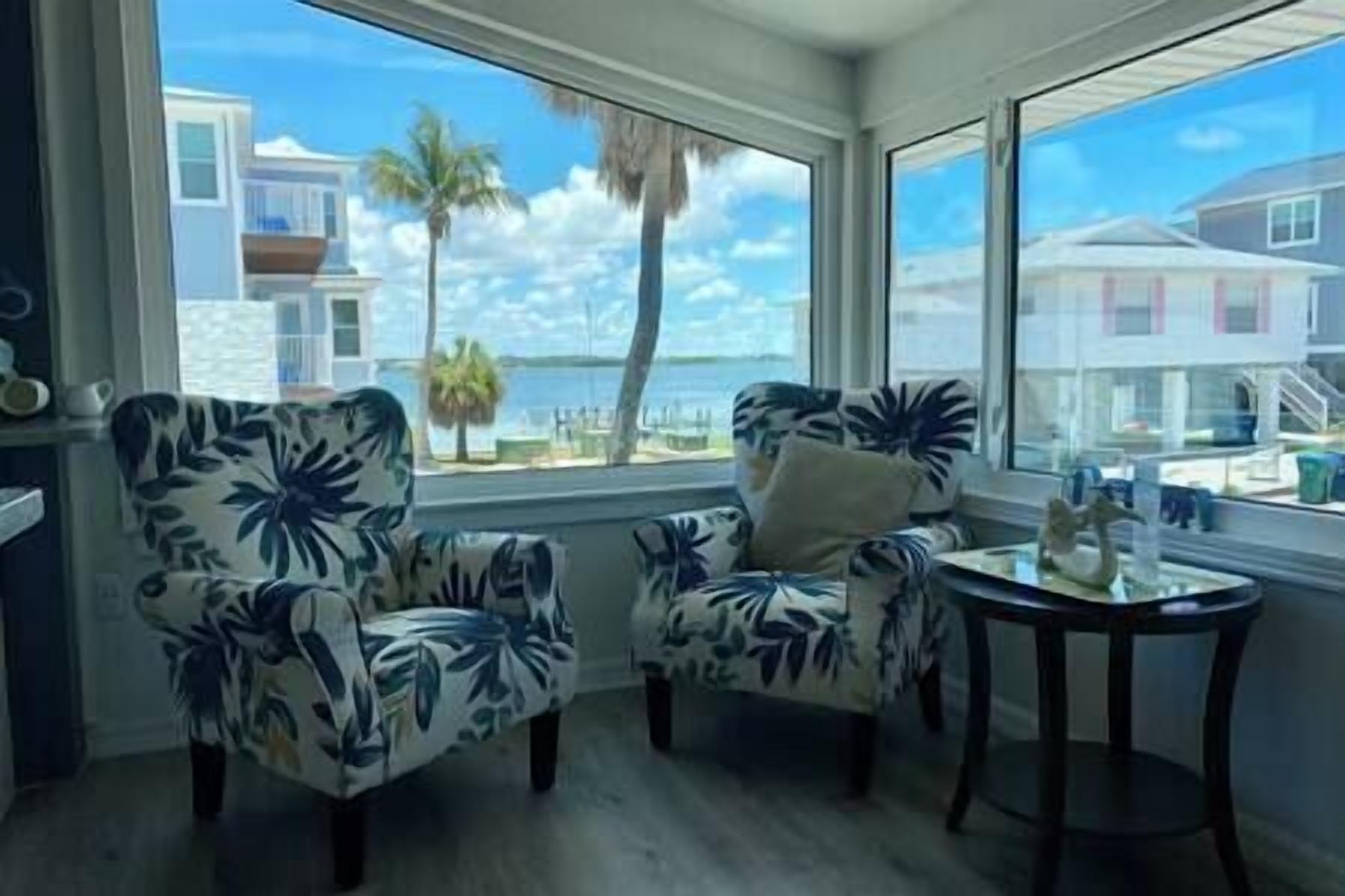 Una Smart TV, una mesa de tenis de mesa, libros