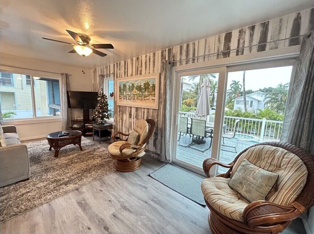 Téléviseur connecté, table de ping-pong, livres