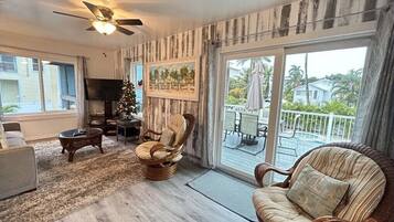 Téléviseur connecté, table de ping-pong, livres