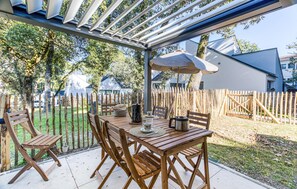 Outdoor dining - Maison accès plage direct (Meschers-sur-Gironde)