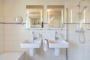Douche, sèche-cheveux, serviettes fournies