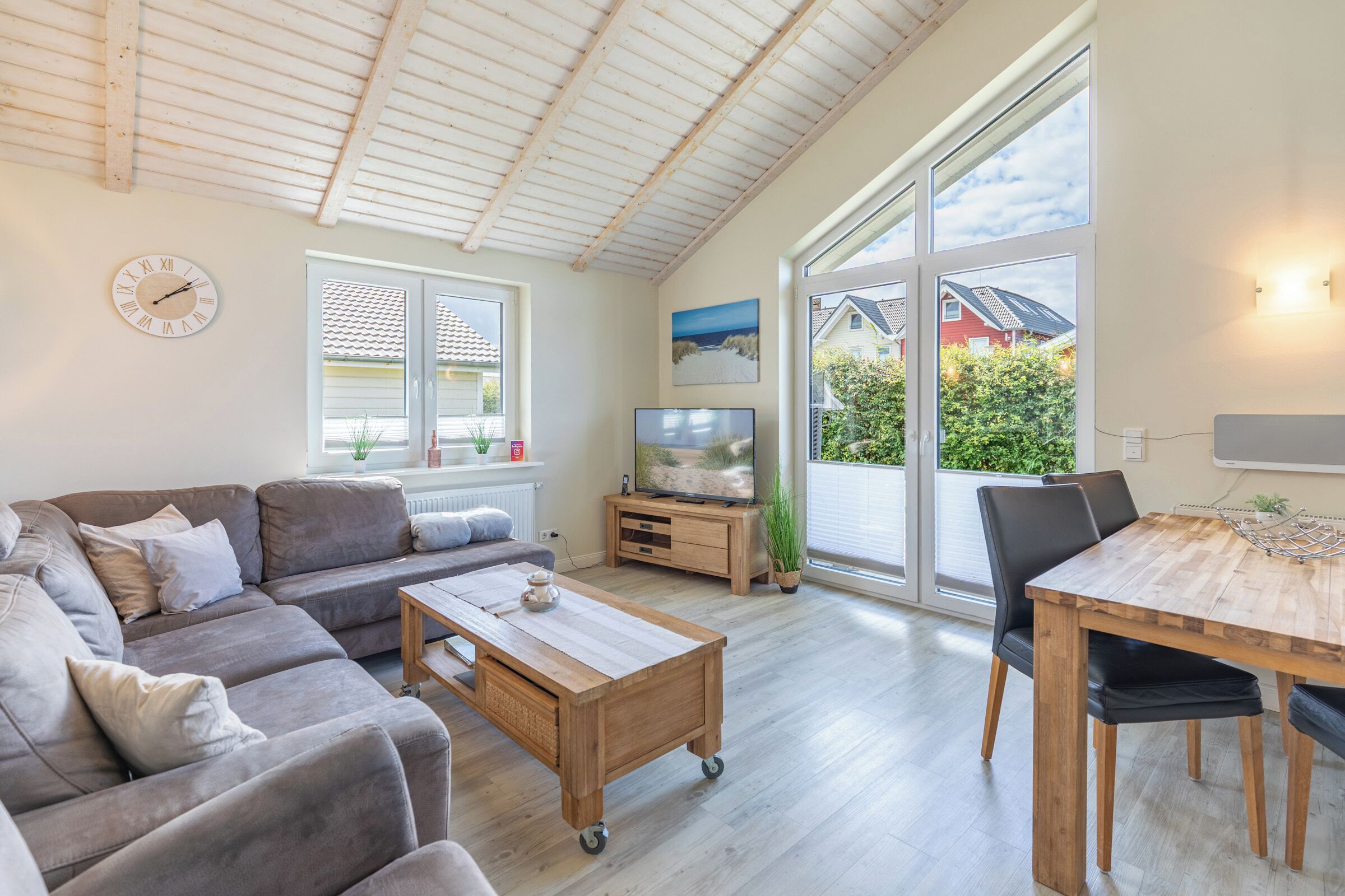 تلفزيون، مدفأة، مشغل دي في دي