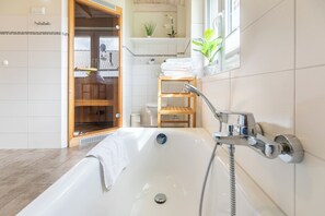 Dusche, Haartrockner, Handtücher
